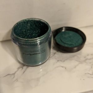 Mac pigment in Teal